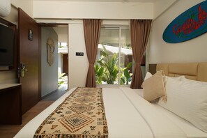 Minibar, free WiFi, bed sheets