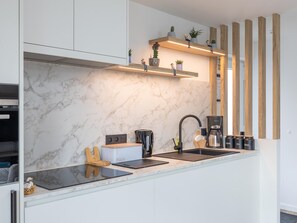 Geladeira, micro-ondas, fogão, lava-louças