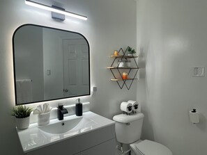 Een douche, een haardroger, handdoeken, zeep