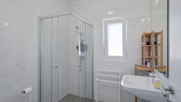 Căn hộ (Two Bedroom Apartment With Terrace An) | Phòng tắm | Buồng tắm vòi sen, khăn tắm