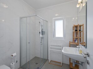 Căn hộ (Two Bedroom Apartment With Terrace An) | Phòng tắm | Buồng tắm vòi sen, khăn tắm 