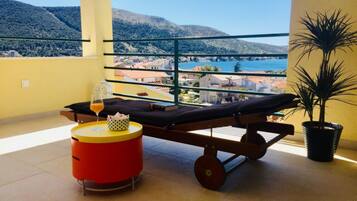 Căn hộ (Two Bedroom Apartment With Terrace An) | Hiên