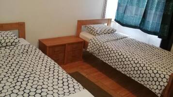 5 bedrooms, cribs/infant beds