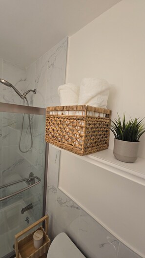 Een haardroger, handdoeken, zeep, shampoo