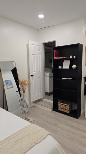 1 habitación, tabla de planchar con plancha, wifi gratis y ropa de cama