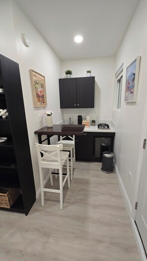 Een koelkast, een microgolfoven, een kookplaat