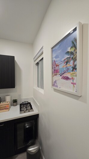 Frigorífico, microondas, placa de cocina y cafetera o tetera