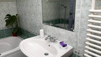 Casa (One Bedroom Dream Room (2)) | Baño | Ducha y toallas