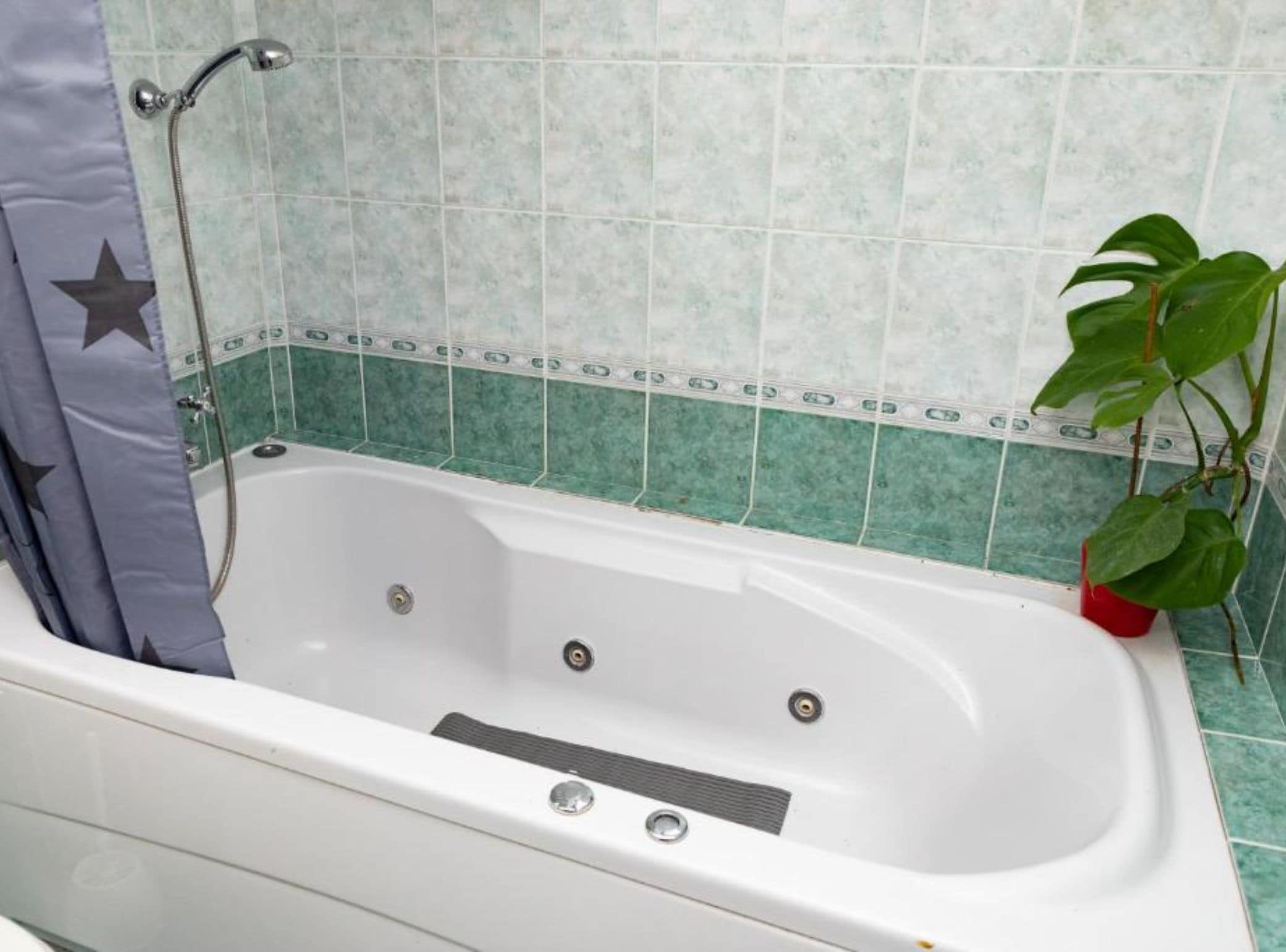 Maison (One Bedroom Dream Room (2)) | Salle de bain | Douche, serviettes fournies