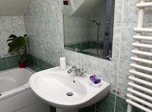 Maison (One Bedroom Magic Room (1)) | Salle de bain | Douche, serviettes fournies