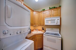 Réfrigérateur, micro-ondes, plaque de cuisson, cafetière/bouilloire