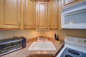 Réfrigérateur, micro-ondes, plaque de cuisson, cafetière/bouilloire