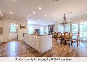 Dining - Lakeside on Southlakes - Family Entertainer (Dubbo)