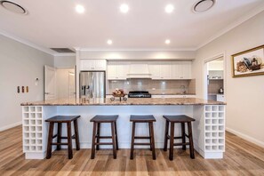 Kylskåp, mikrovågsugn, ugn och spishäll