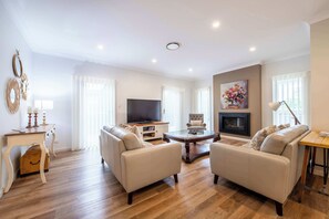 Living area - Lakeside on Southlakes - Family Entertainer (Dubbo)
