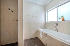 Dusche, Haartrockner, Handtücher, Shampoo