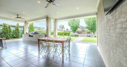 Lakeside on Southlakes - Family Entertainer