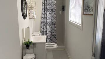 Doccia, asciugacapelli, asciugamani, sapone