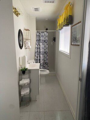 Doccia, asciugacapelli, asciugamani, sapone