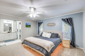 3 bedrooms, desk, iron/ironing board, Internet - Work, Explore & Unwind: Convenient San Antonio Gem (San Antonio)