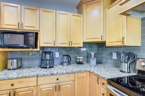Fridge, microwave, stovetop, dishwasher - Work, Explore & Unwind: Convenient San Antonio Gem (San Antonio)