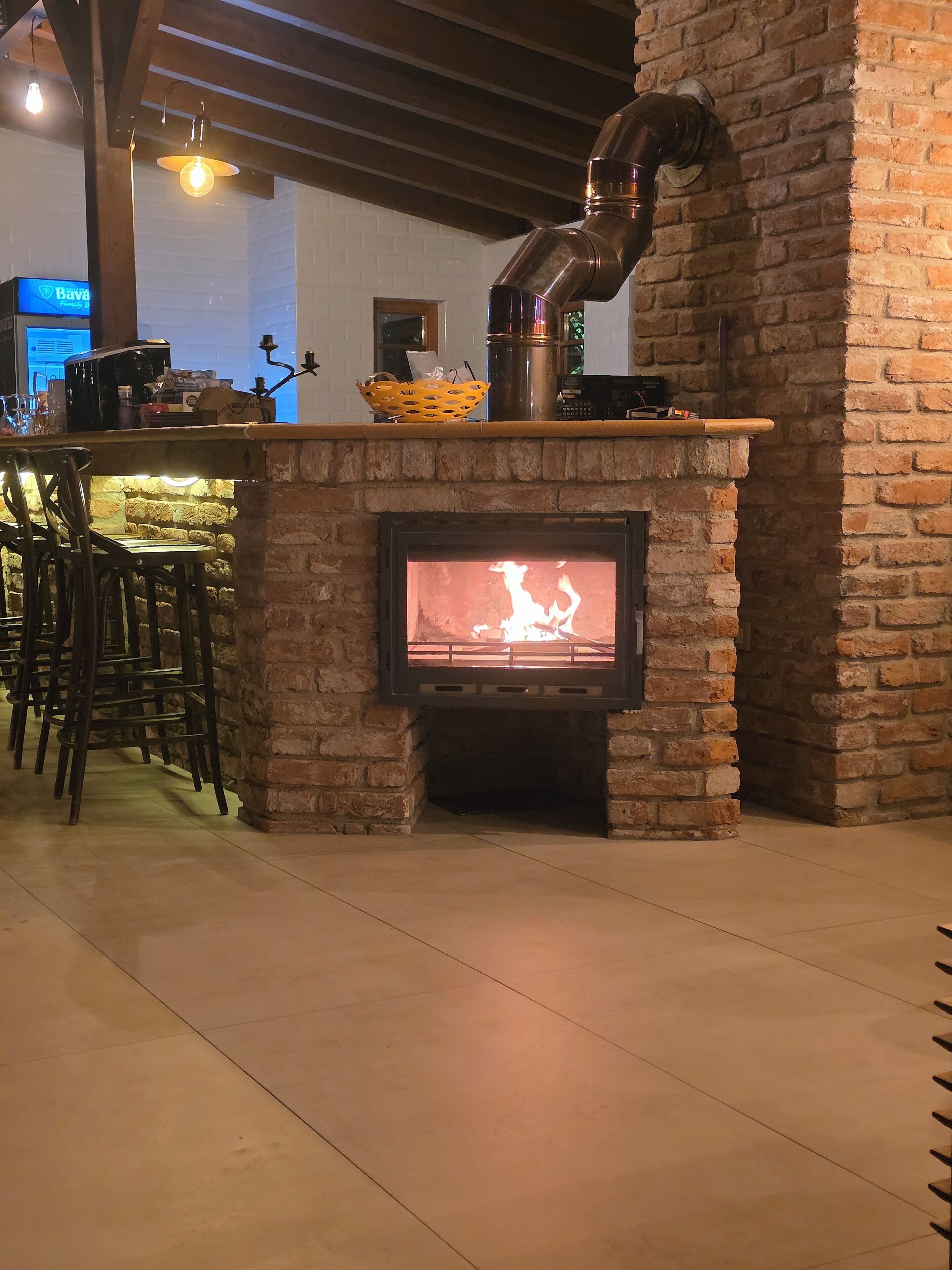 Smart TV de 5 pulgadas con canales por cable y piso con calefacción 