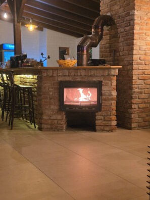 5-英寸智能电视 (配备有线频道)、加热地板