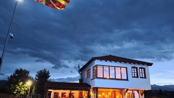 Vista frontal de la propiedad