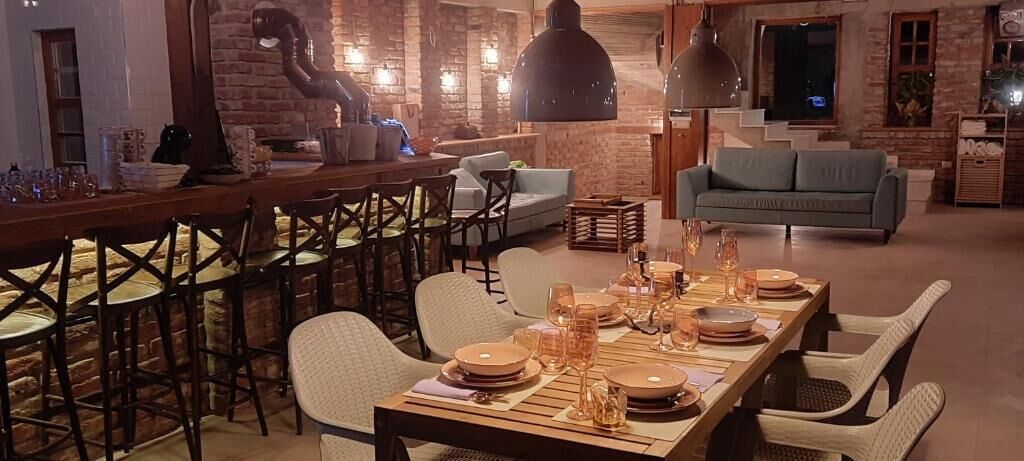 5-inch Smart TV with cable channels, heated floors