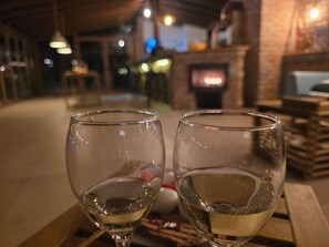 5-英寸智能电视 (配备有线频道)、加热地板