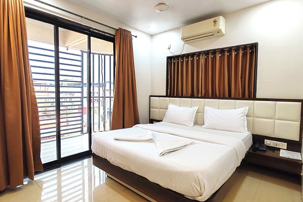 Executive Room | Desk, laptop workspace, WiFi (free)