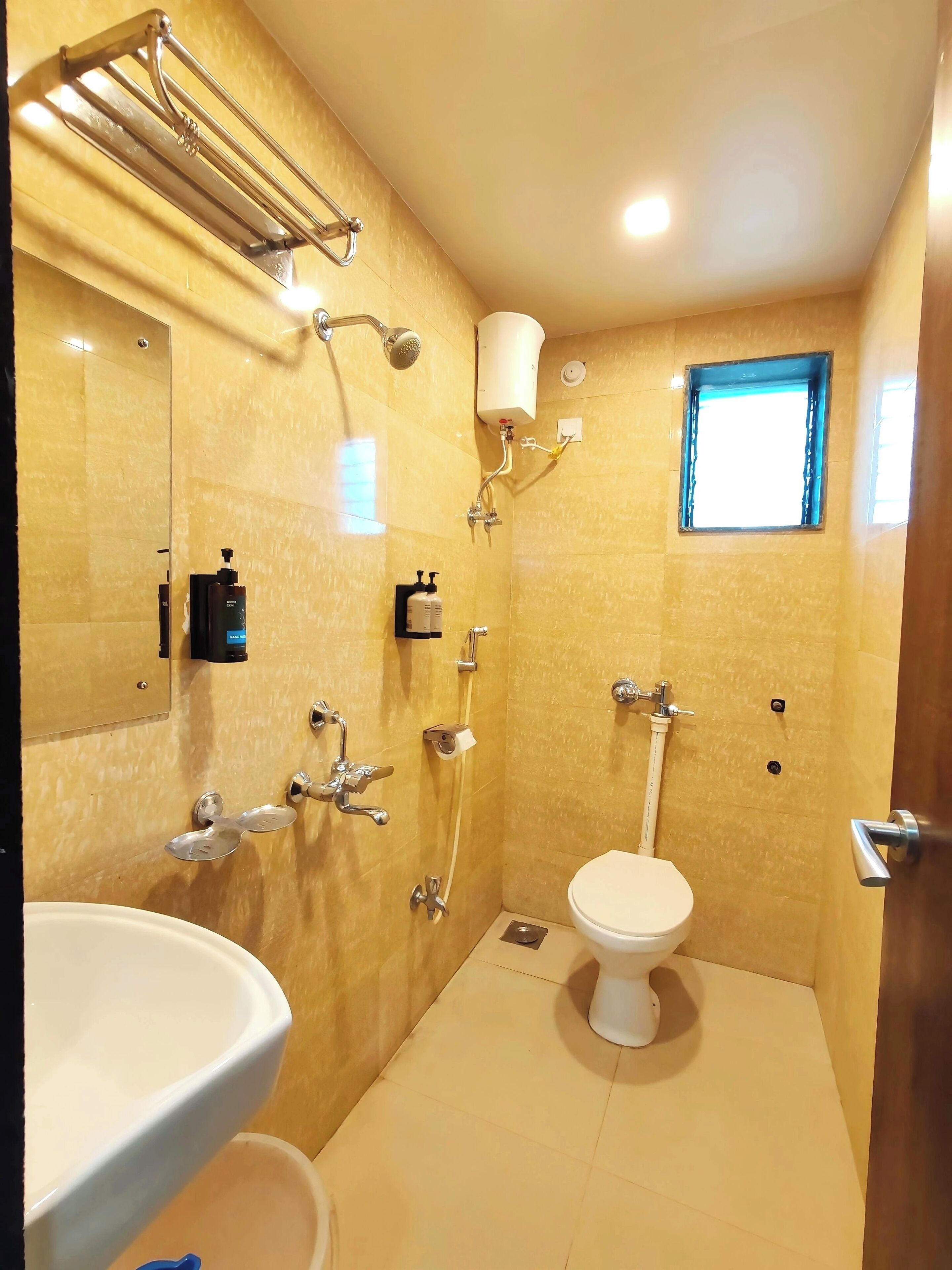 Superior Room | Bathroom | Shower, towels, soap, shampoo