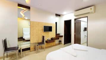 Escritorio, espacio para trabajar con laptop y wifi gratis