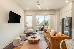 Een smart-tv en een tafeltennistafel