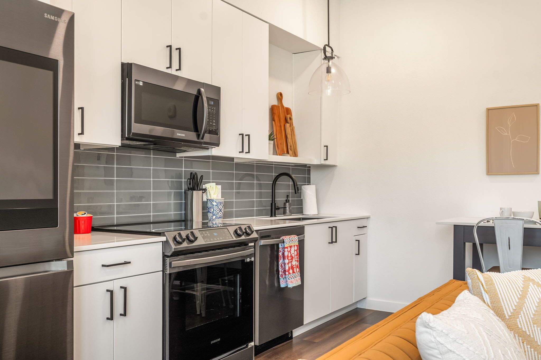 冰箱、微波炉、烤箱、炉灶