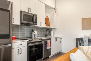 Een koelkast, een magnetron, een oven, een kookplaat