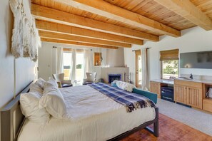 2 bedrooms, iron/ironing board, internet, bed sheets - Ski, Hike & Fish! Beautiful Retreat Near Taos (Valdez)