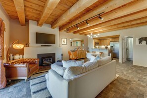 TV, fireplace, books, stereo - Ski, Hike & Fish! Beautiful Retreat Near Taos (Valdez)