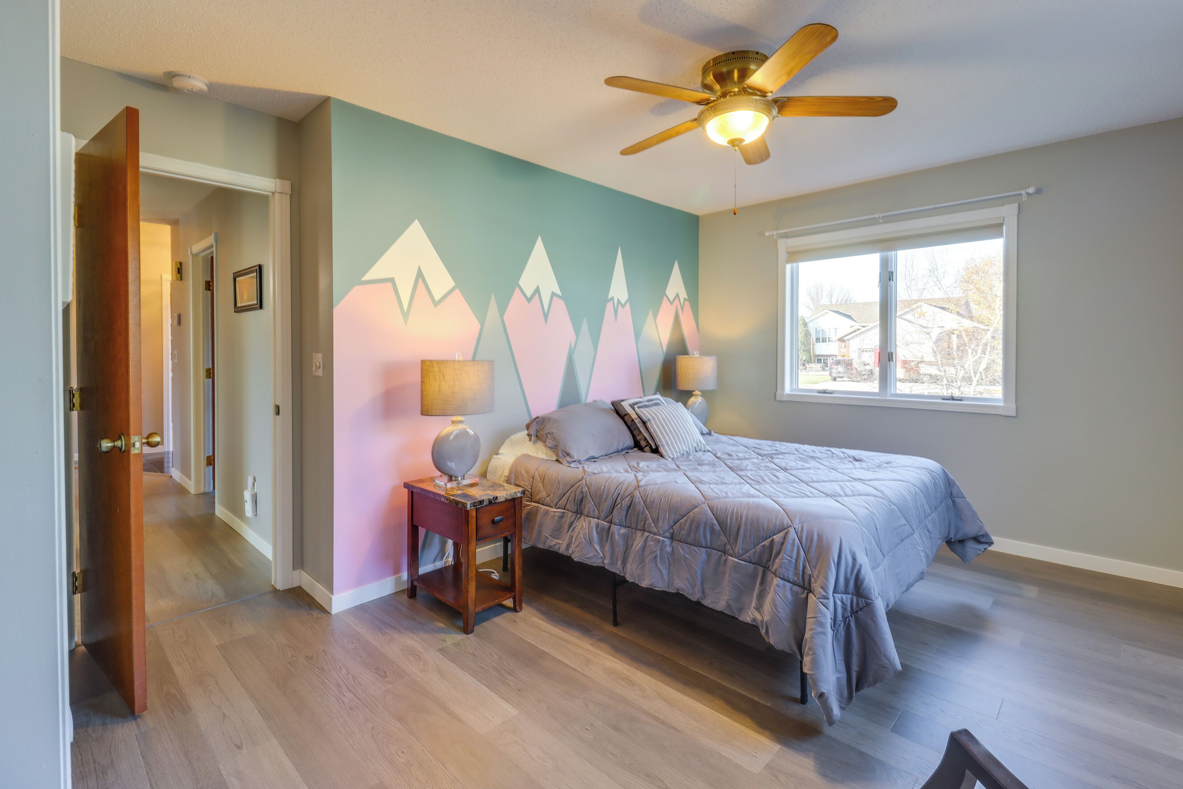 3 bedrooms, desk, iron/ironing board, internet