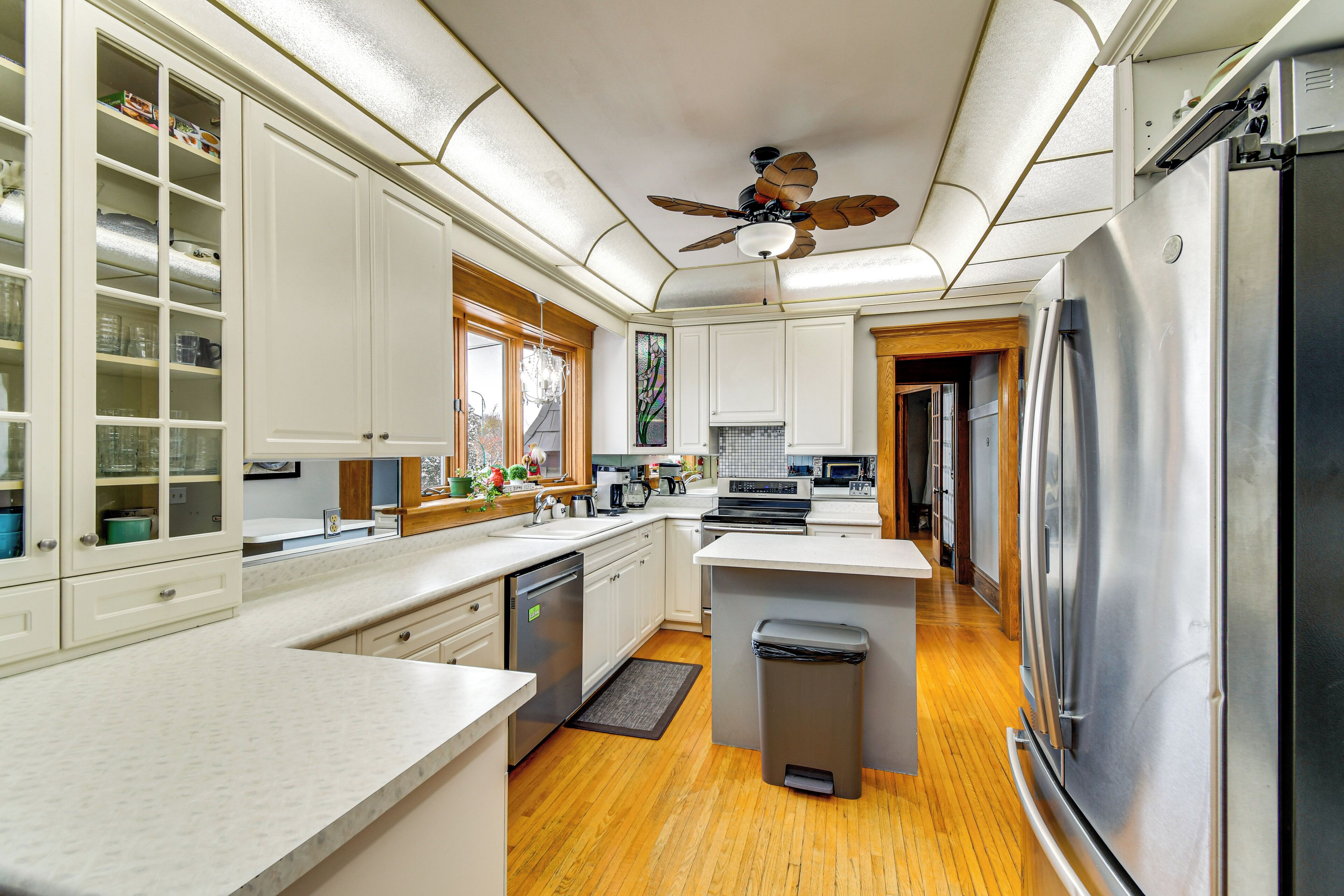 Réfrigérateur, micro-ondes, plaque de cuisson, lave-vaisselle