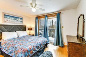 8 slaapkamers, een bureau, een strijkplank/strijkijzer, reisbedje