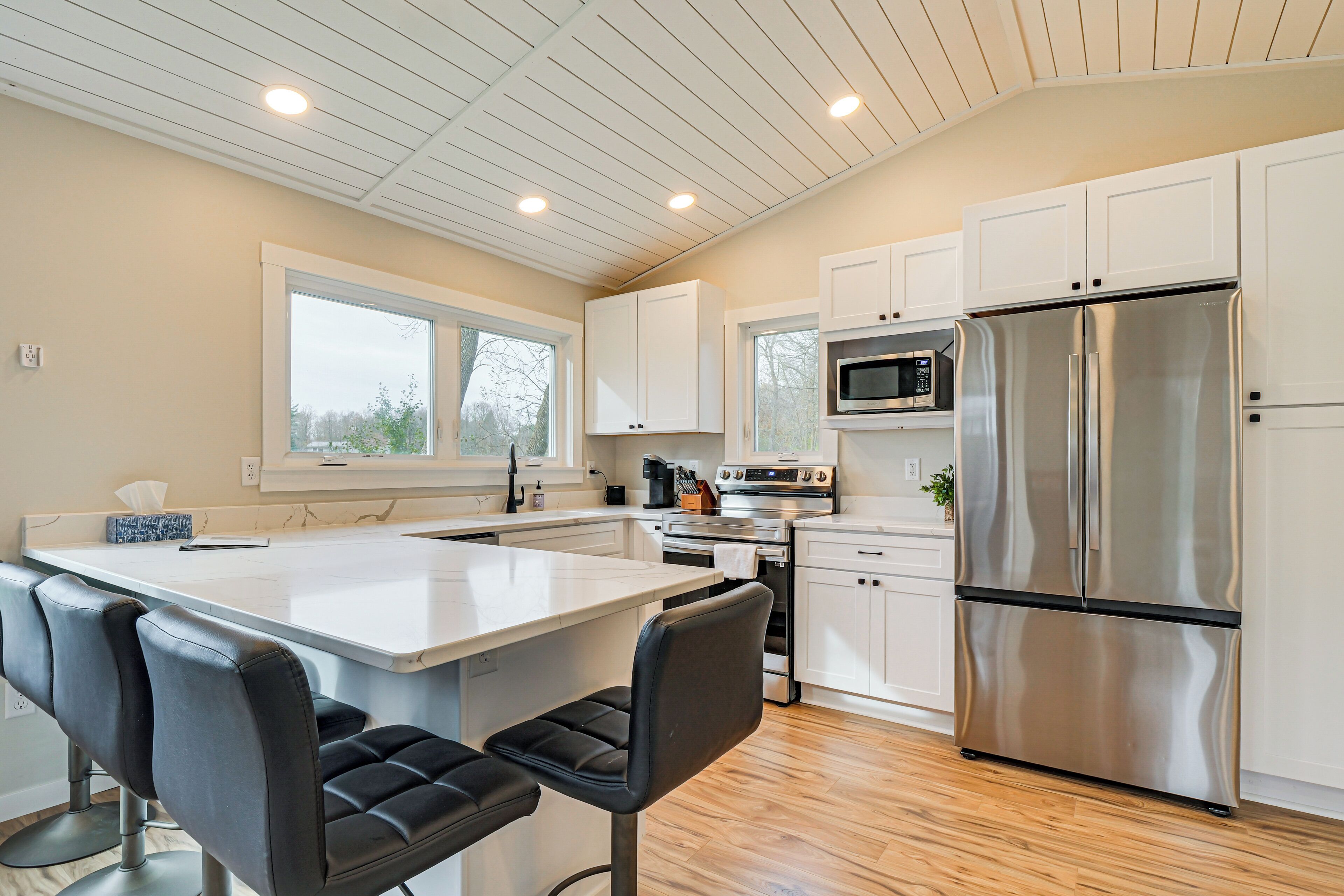 Fridge, microwave, stovetop, dishwasher