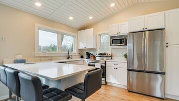 Fridge, microwave, stovetop, dishwasher
