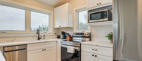 Kühlschrank, Mikrowelle, Herdplatte, Geschirrspüler