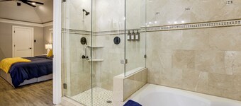 Heated Pool, Hot Tub, Game Room: Houston Group Gem