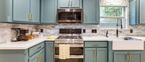 Fridge, microwave, stovetop, dishwasher