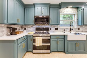 Fridge, microwave, stovetop, dishwasher - Heated Pool, Hot Tub, Game Room: Houston Group Gem (Houston)