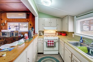 Refrigerador, microondas, parrilla de estufa y cafetera y tetera 