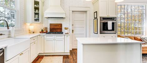 Frigorifero, microonde, piano cottura, lavastoviglie