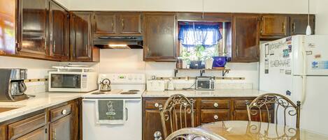 Fridge, microwave, stovetop, dishwasher